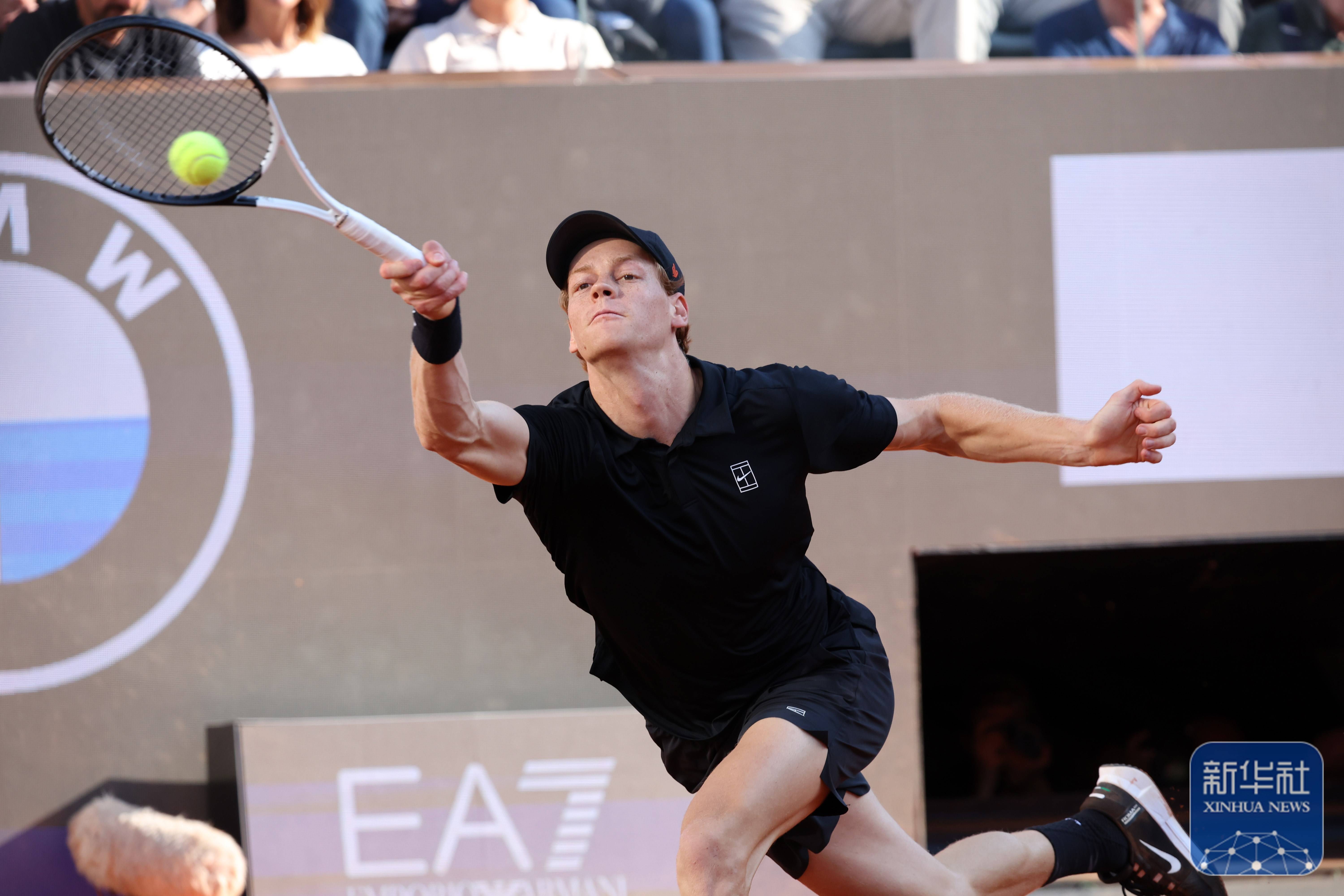 包含英国网球队力克澳大利亚网球队，阿尔卡拉斯关键制胜的词条