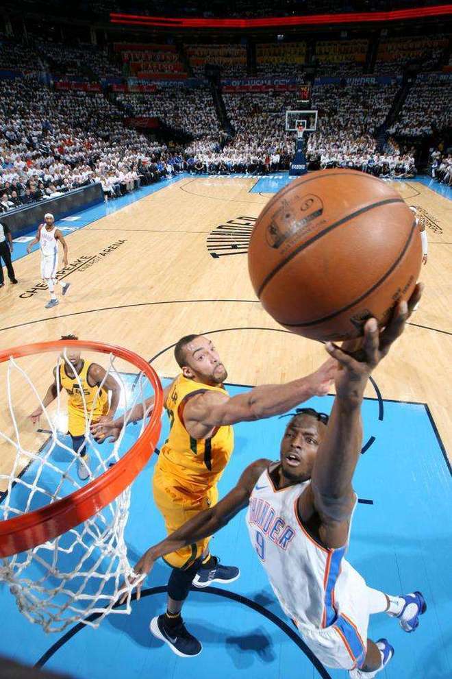 猛龙绝地反击76人,费沃斯送出助攻的简单介绍 猛龙绝地反击76人,费沃斯送出助攻的简单介绍