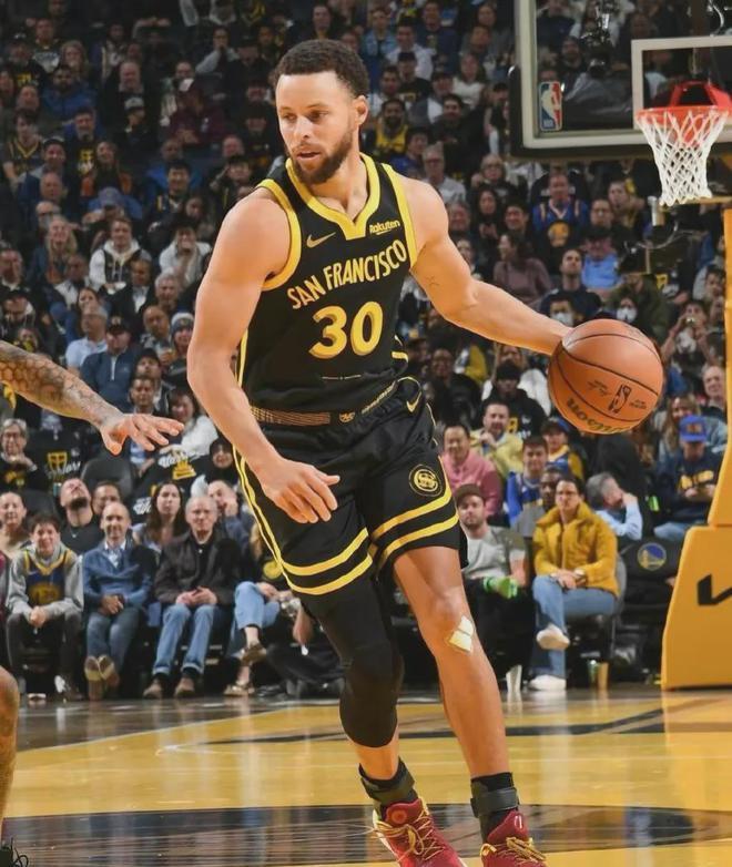 四川队完胜辽宁队,库里惊艳四座 四川队完胜辽宁队,库里惊艳四座