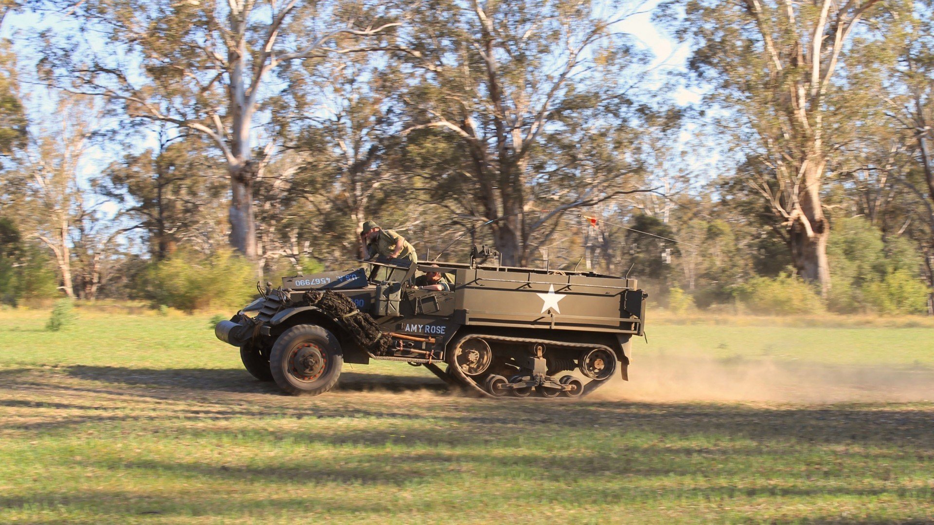 跨越山海的对决，当绝杀之风贯穿绿茵与硬木地板