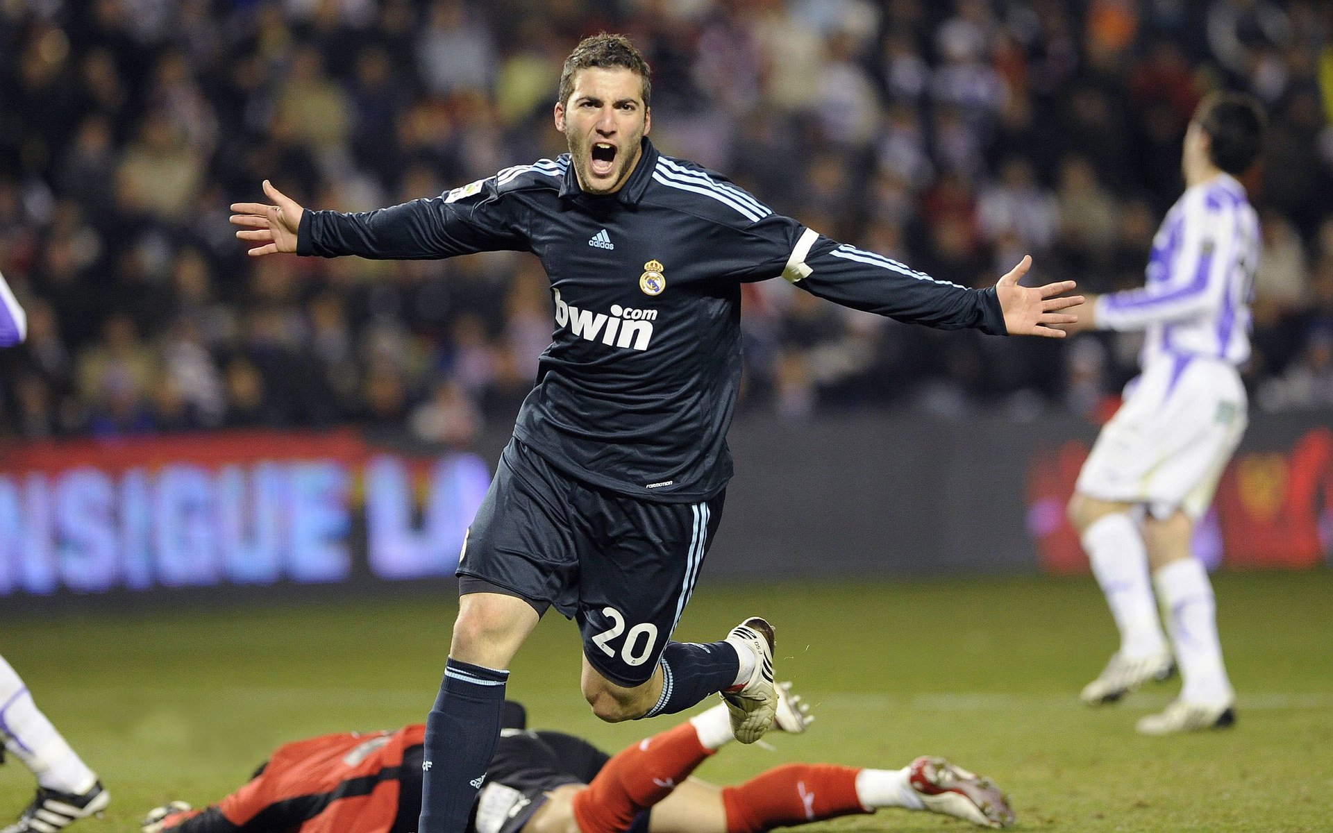 轰鸣与篮网,当F1引擎在北京街道为勇士王朝奏响终章